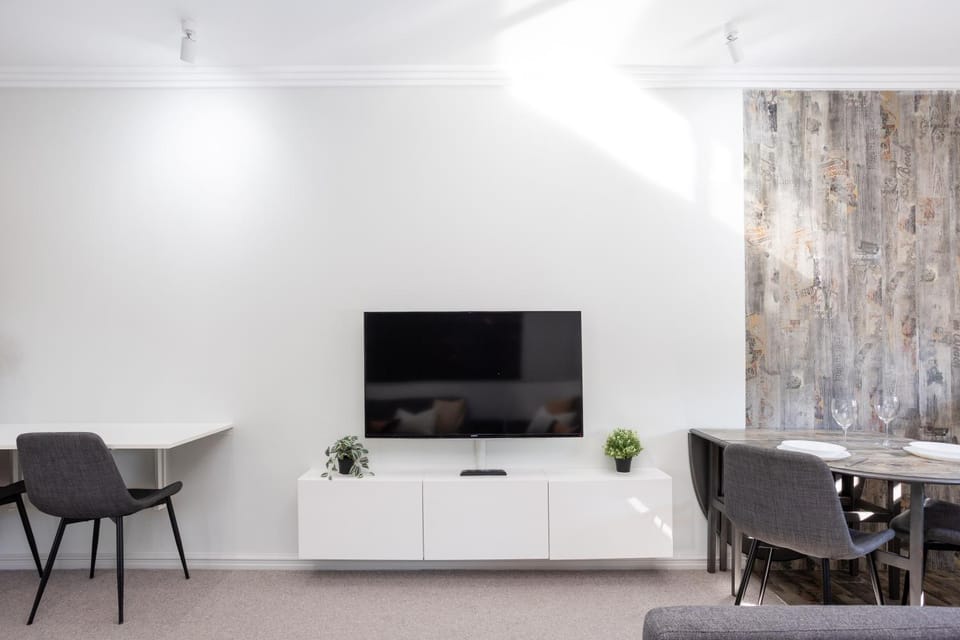 TV and multimedia, Living room, Seating area, Dining area, Evening entertainment