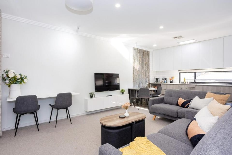 TV and multimedia, Living room, Photo of the whole room, Seating area, Evening entertainment