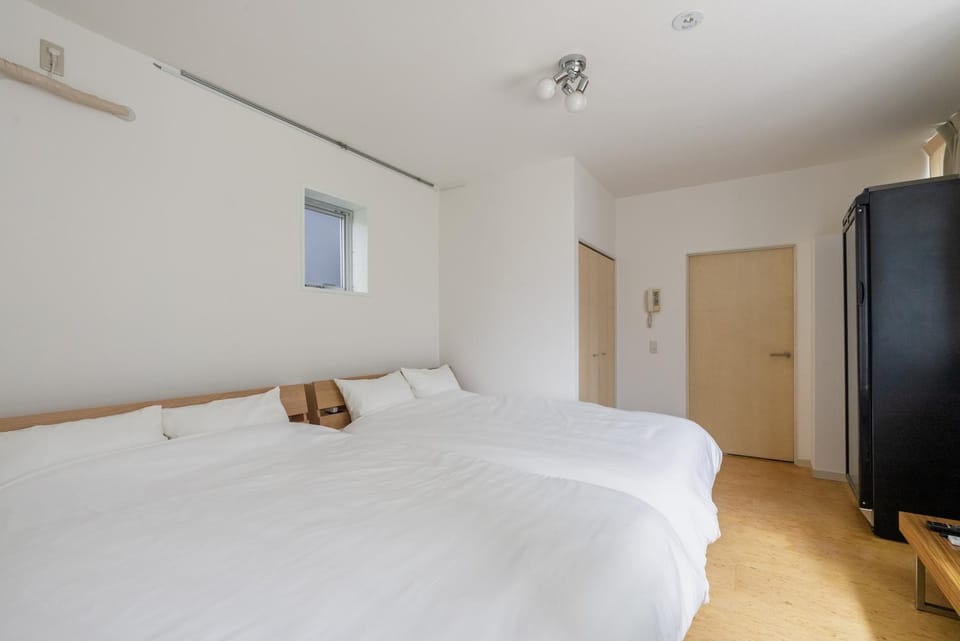 Bed, TV and multimedia, Bedroom
