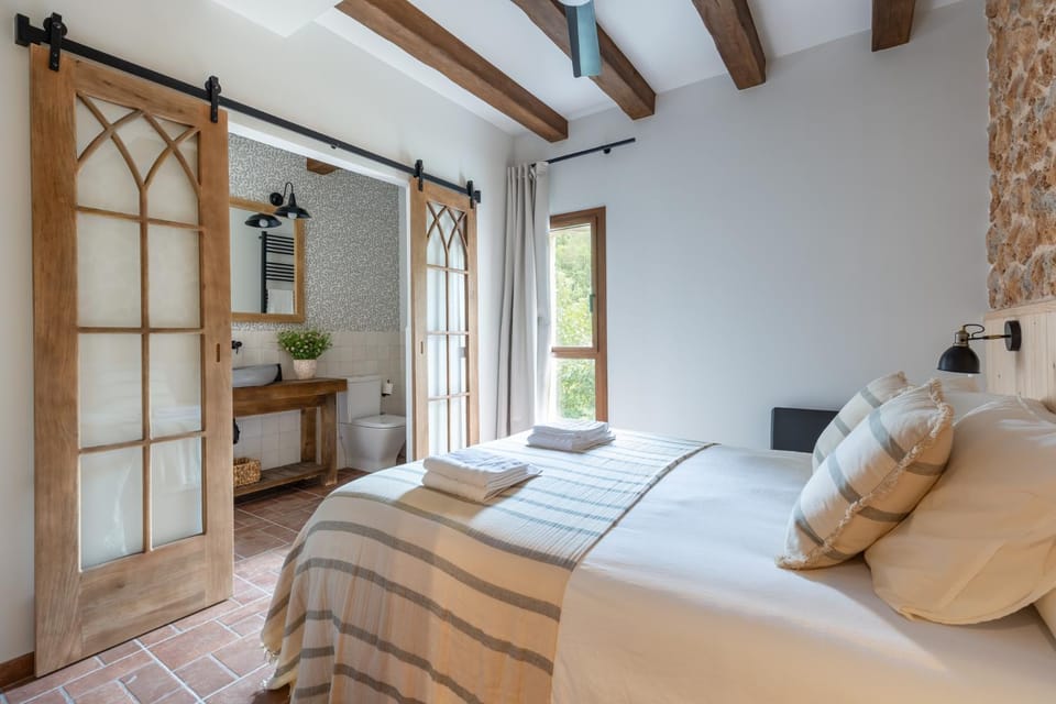 Bathroom, Decorative detail, Bedroom, Mountain view, towels, wardrobe