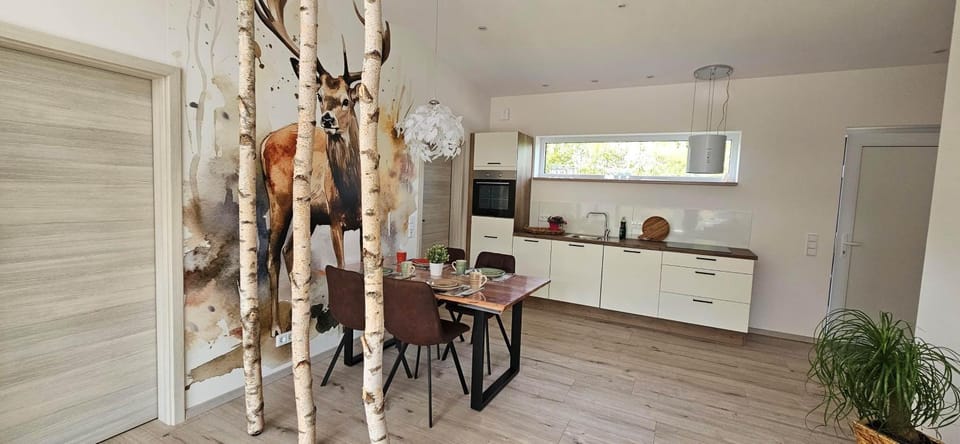 Kitchen or kitchenette, Dining area