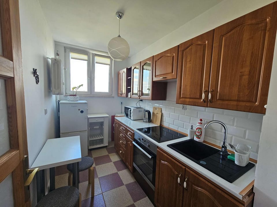 Kitchen or kitchenette, microwave, stove