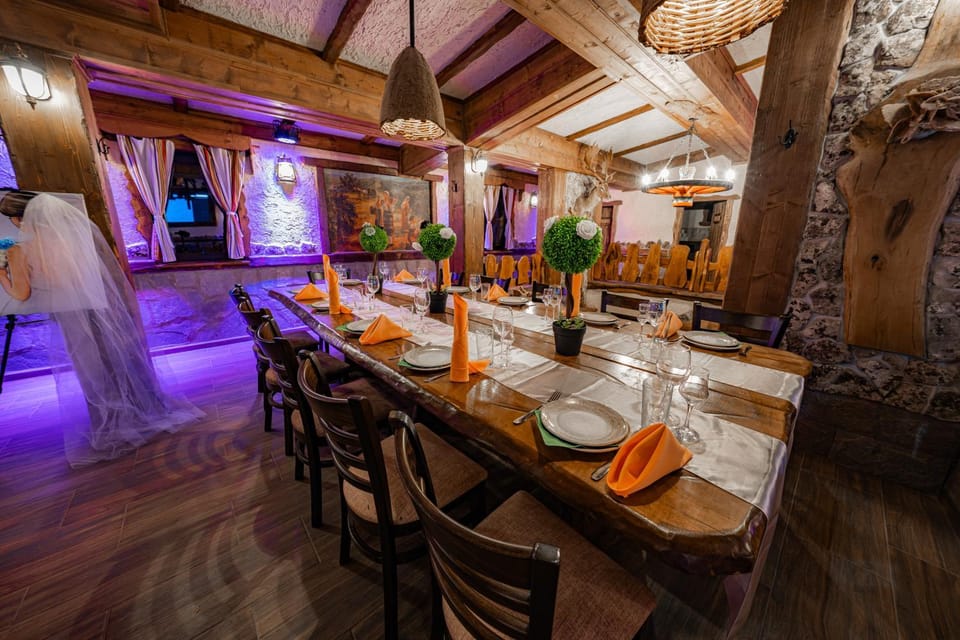 Restaurant/places to eat, Food and drinks, Banquet/Function facilities