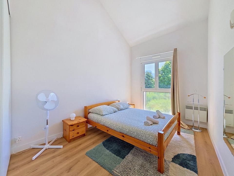 Photo of the whole room, Bedroom