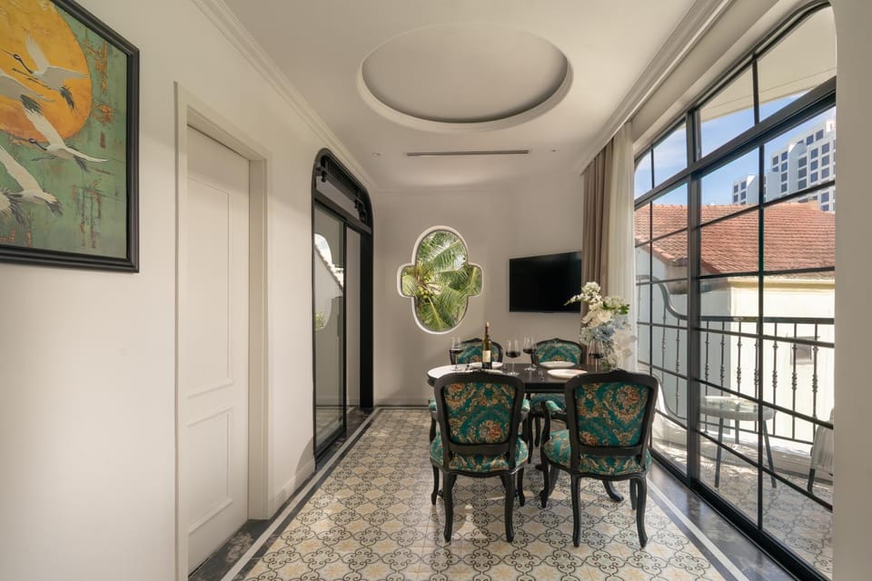 TV and multimedia, Living room, Seating area, Dining area, air conditioner
