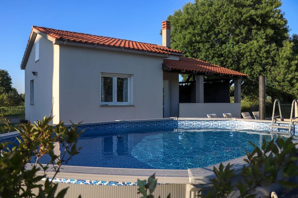 Property building, Day, Pool view, Swimming pool, sunbed