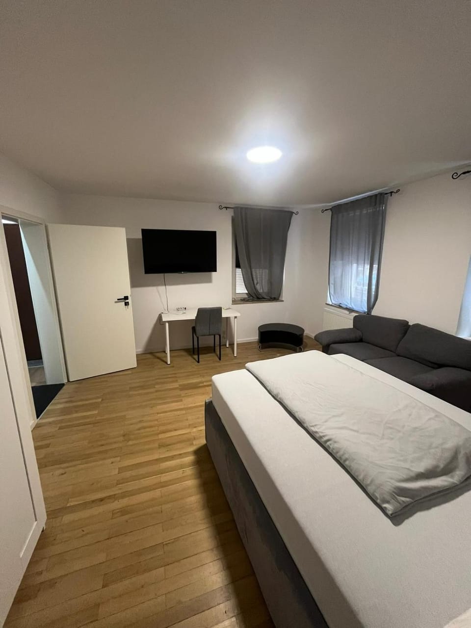 Bed, TV and multimedia, Bedroom