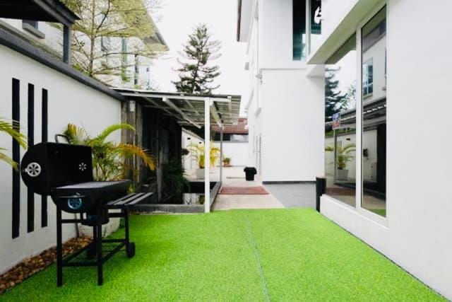 PJ Old Town 6KM Mid Valley KTV&PS5 35Pax9Car Villa in Petaling Jaya