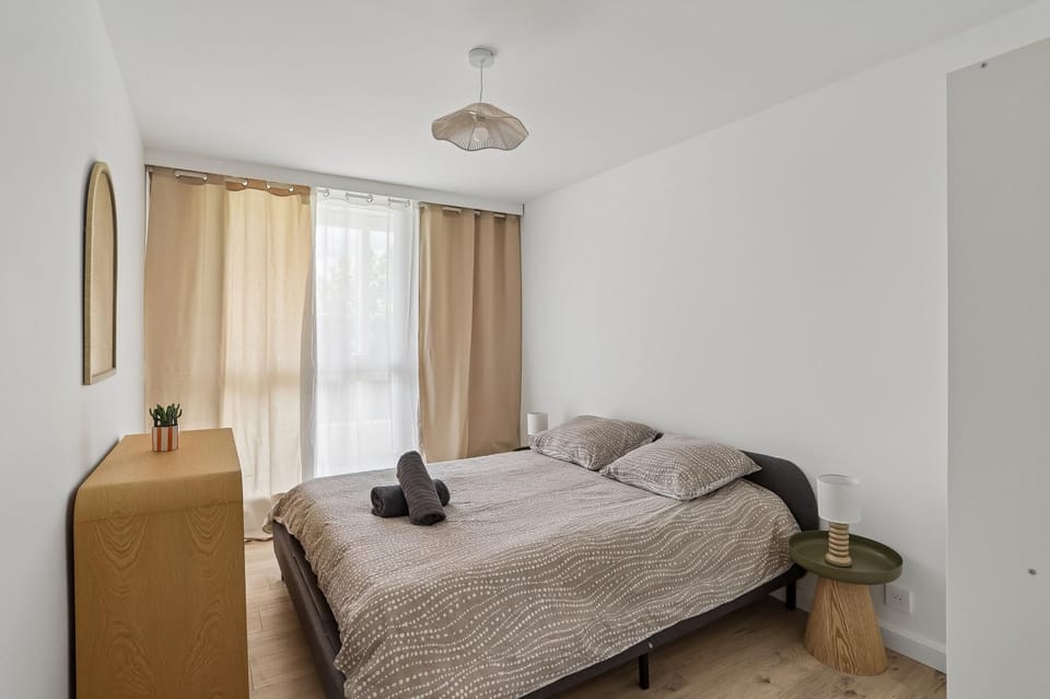 Photo of the whole room, Bedroom