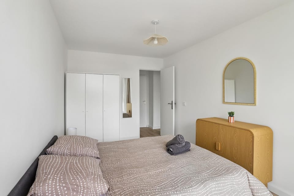 Photo of the whole room, Bedroom