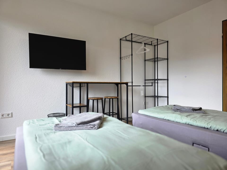 Bed, TV and multimedia, Photo of the whole room, Seating area, Bedroom, furniture, storage