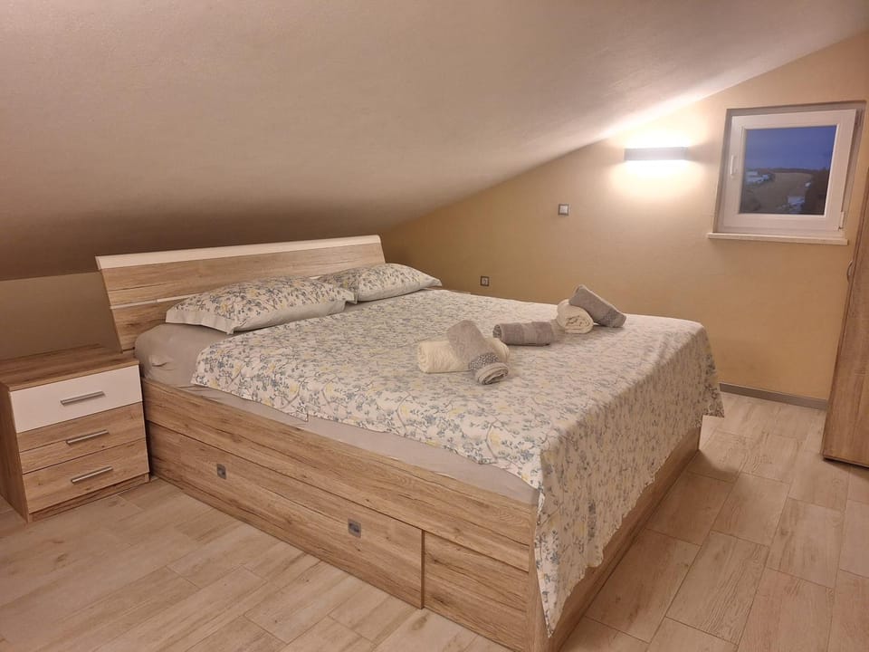 Bed, Photo of the whole room, Bedroom, towels