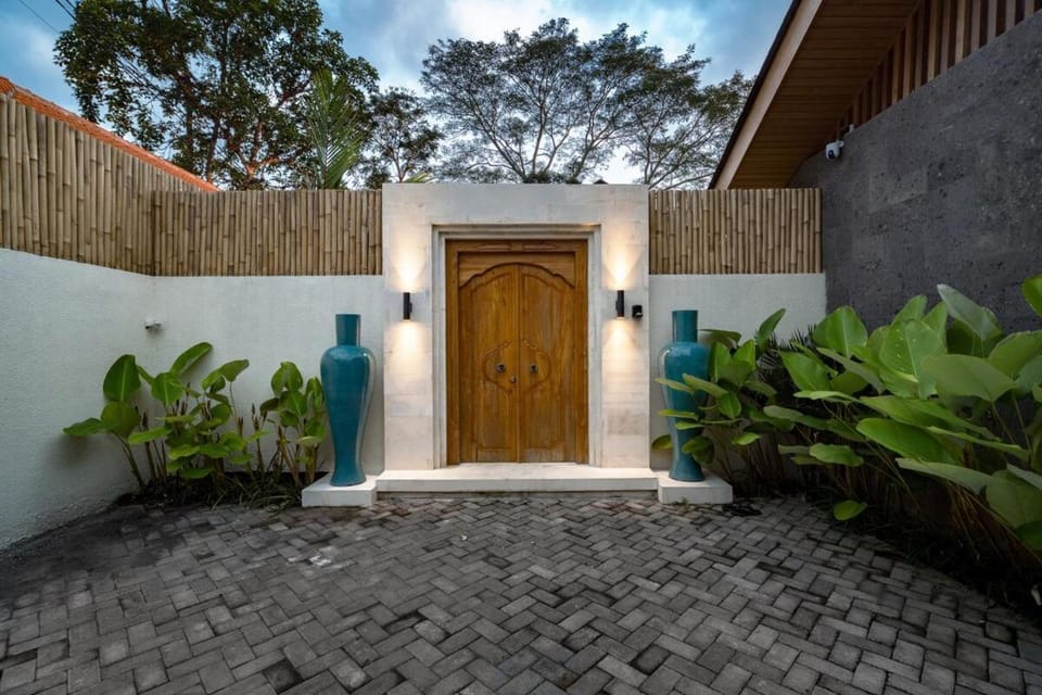 Facade/entrance, Parking