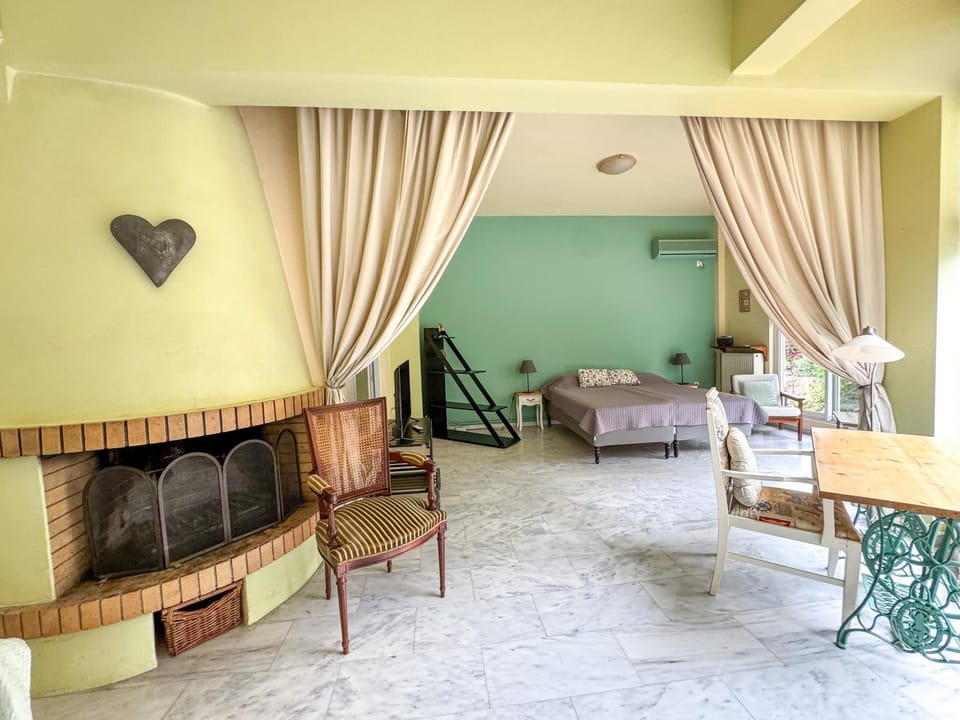 Bed, Living room