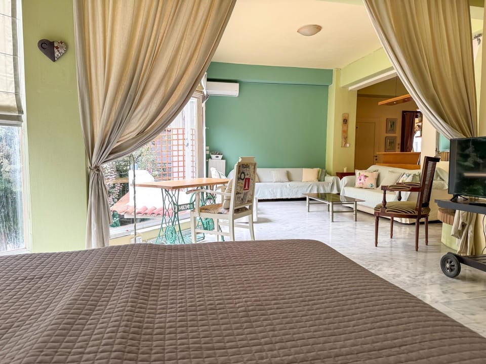 Bed, Living room