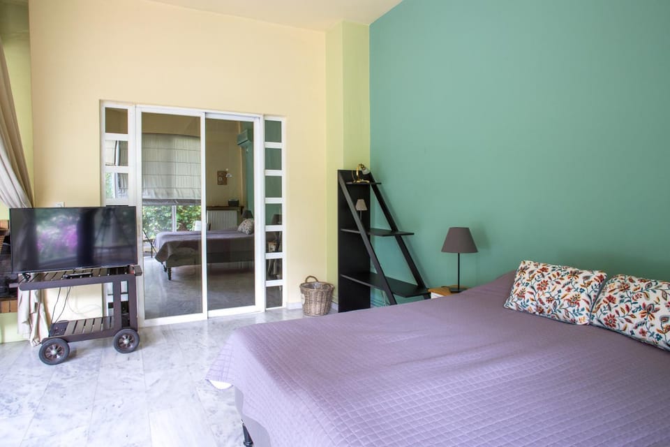 Bed, TV and multimedia, Bedroom