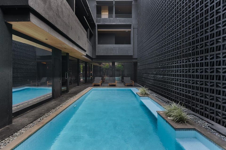Property building, Swimming pool, sunbed