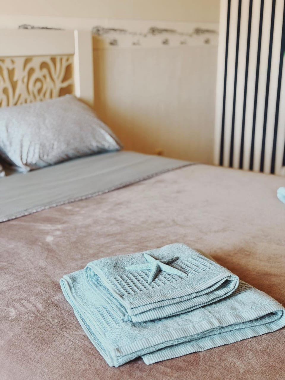 Bed, Photo of the whole room, Bedroom, towels