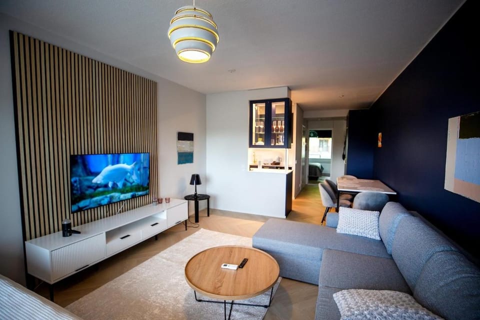 TV and multimedia, Living room, Seating area, Evening entertainment