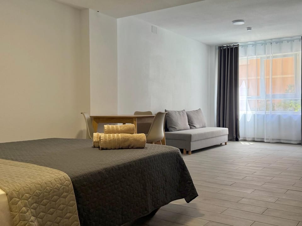 Bed, Photo of the whole room, Seating area, Bedroom