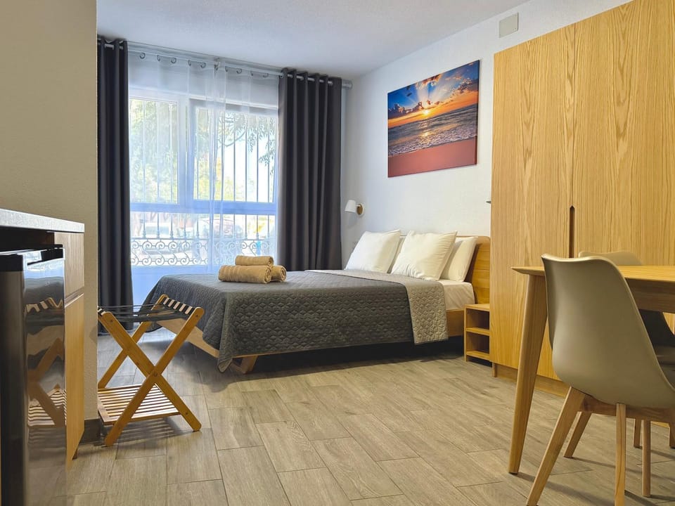 Bed, Photo of the whole room, Seating area, Bedroom, wardrobe