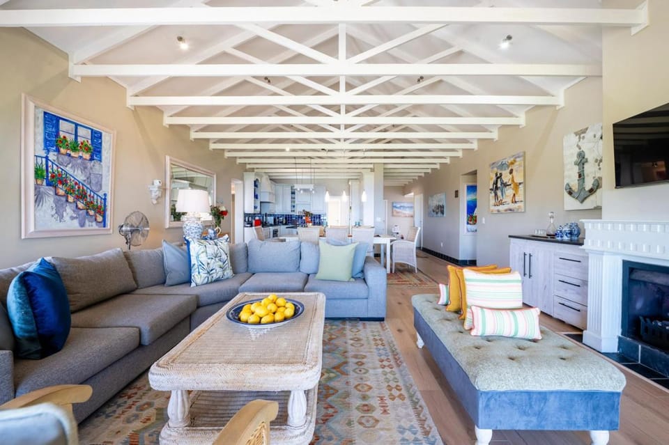 Communal lounge/ TV room, TV and multimedia, Living room, Decorative detail, Seating area