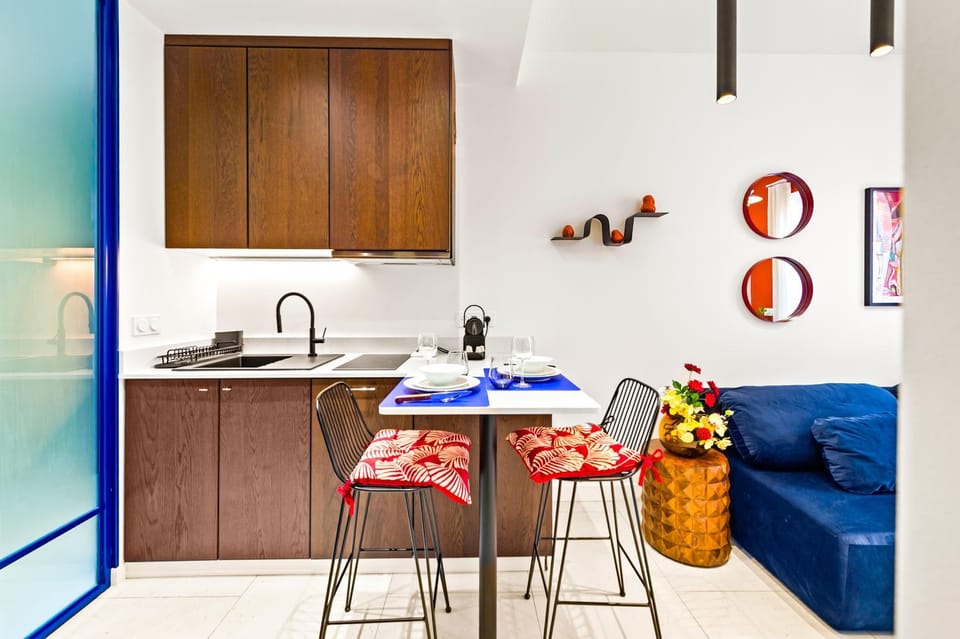 Kitchen or kitchenette, Living room, Seating area, Dining area