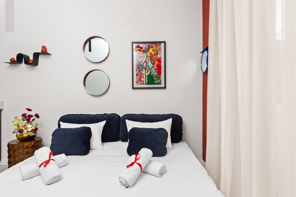 Bed, Living room, Decorative detail, towels