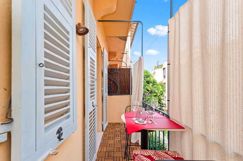 Patio, Day, Balcony/Terrace, Dining area