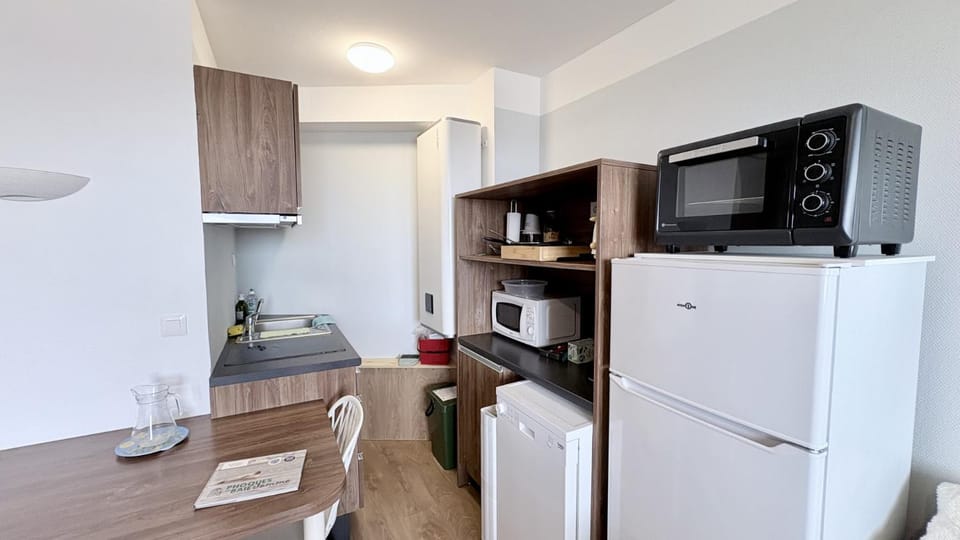 Kitchen or kitchenette, Dining area, oven, stove, toaster