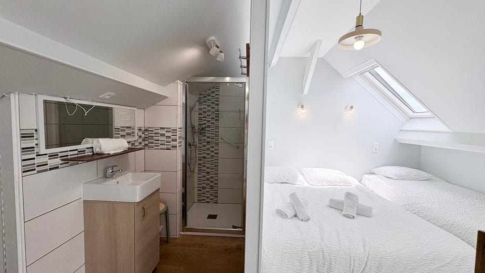 Bathroom, Photo of the whole room, Bedroom