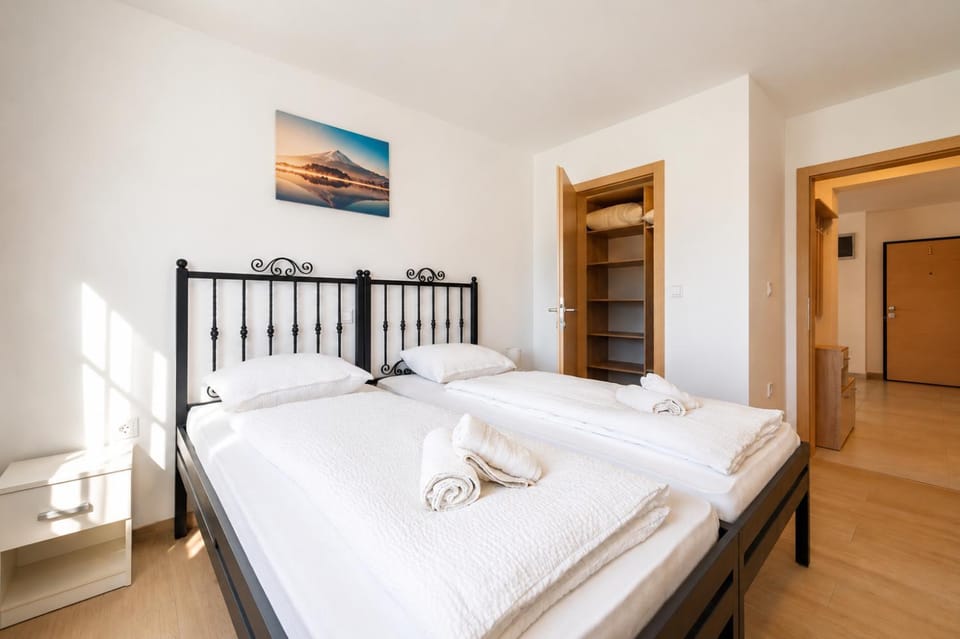 Bed, Photo of the whole room, Bedroom, towels
