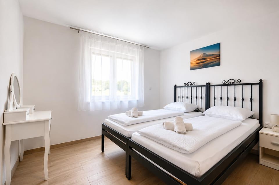 Bed, Bedroom, towels