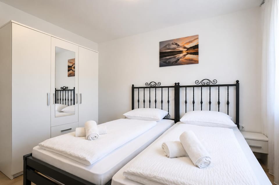 Bed, Bedroom, towels