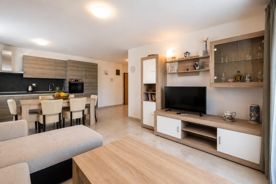 Communal lounge/ TV room, TV and multimedia, Kitchen or kitchenette, Living room, Seating area, oven