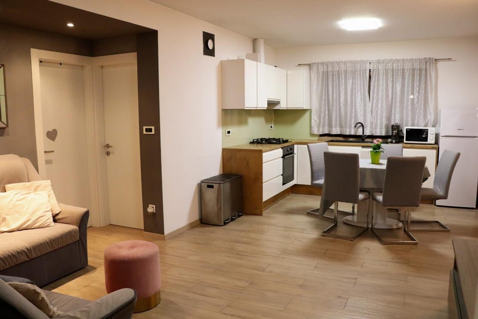 Kitchen or kitchenette, Living room, Seating area, Dining area