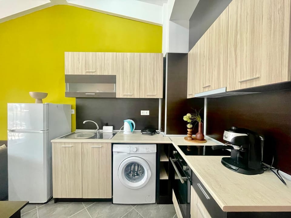 Coffee/tea facilities, oven, stove, washing machine, kitchen