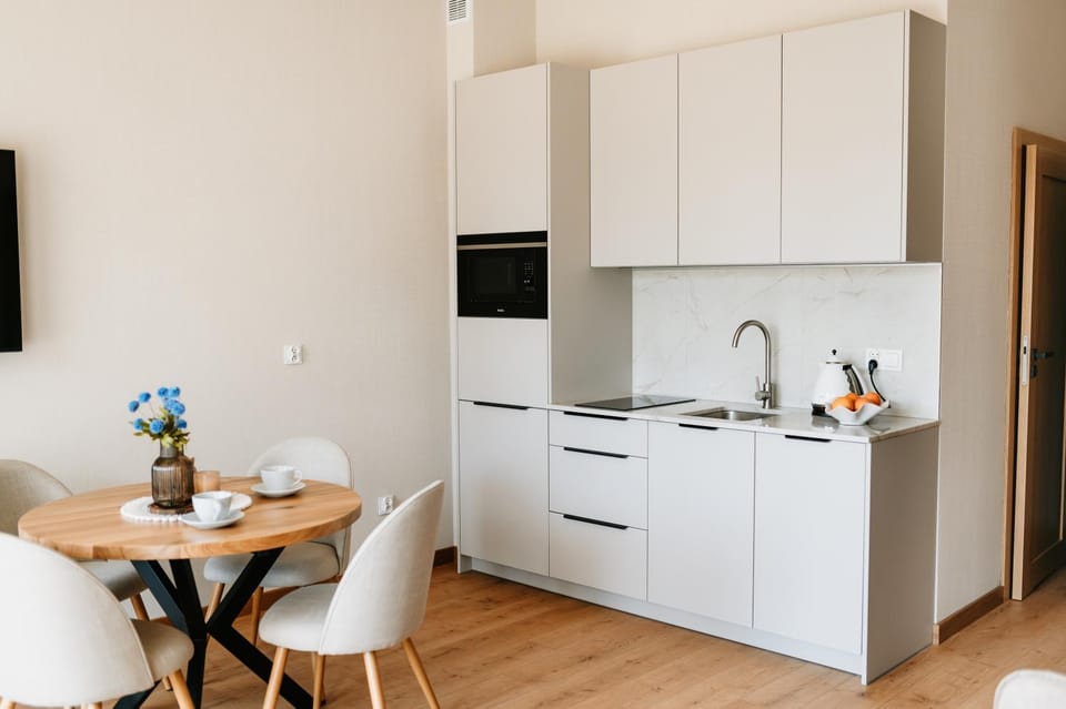 Coffee/tea facilities, Kitchen or kitchenette, Dining area, stove