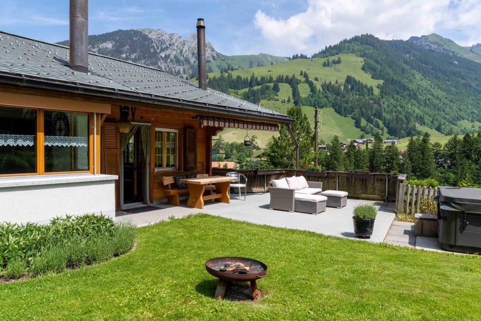Hot Tub Chalet with BBQ netx to Gondola Nature and near Spiez House in Canton of Valais