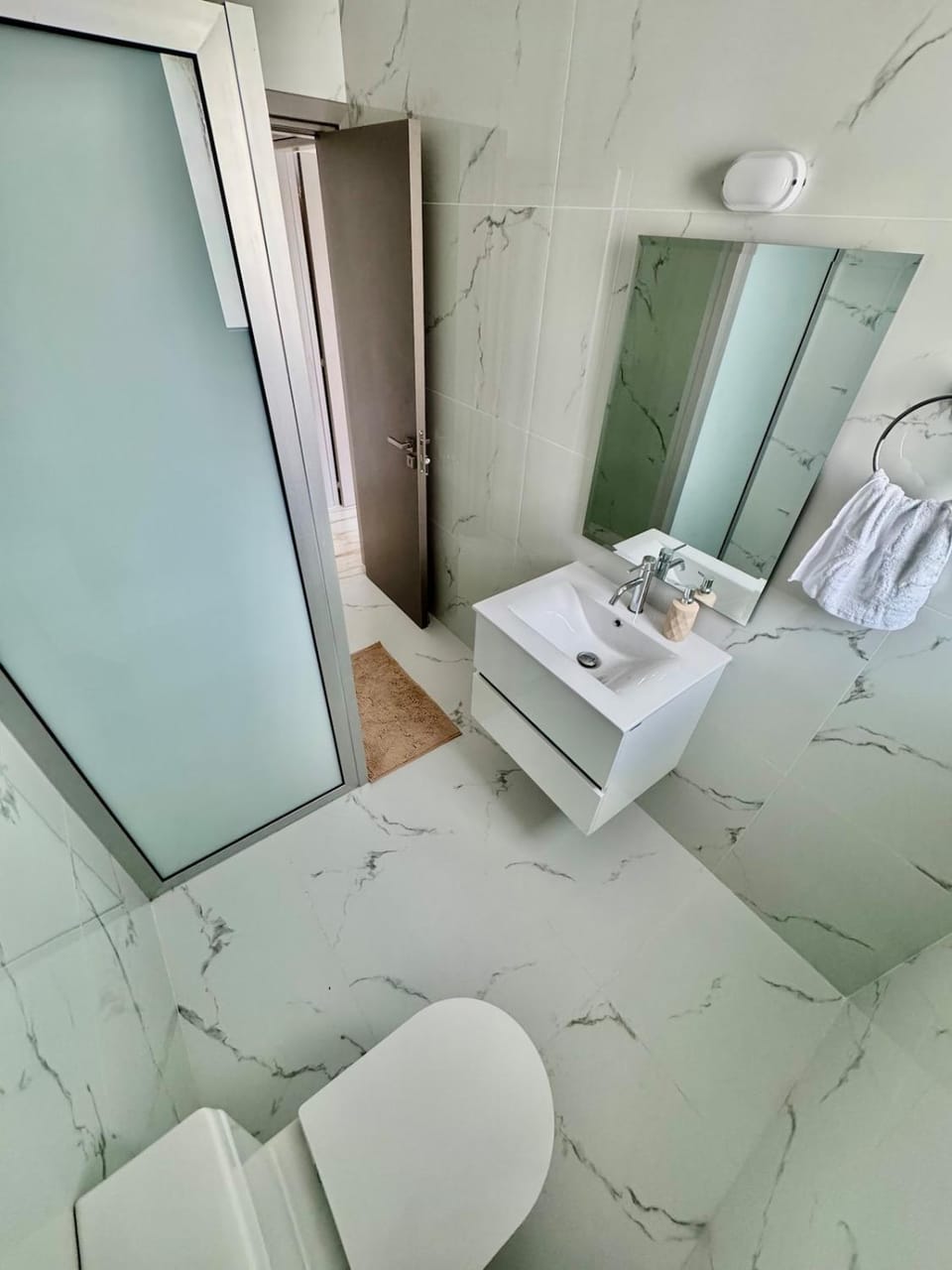 Bathroom, Photo of the whole room, towels