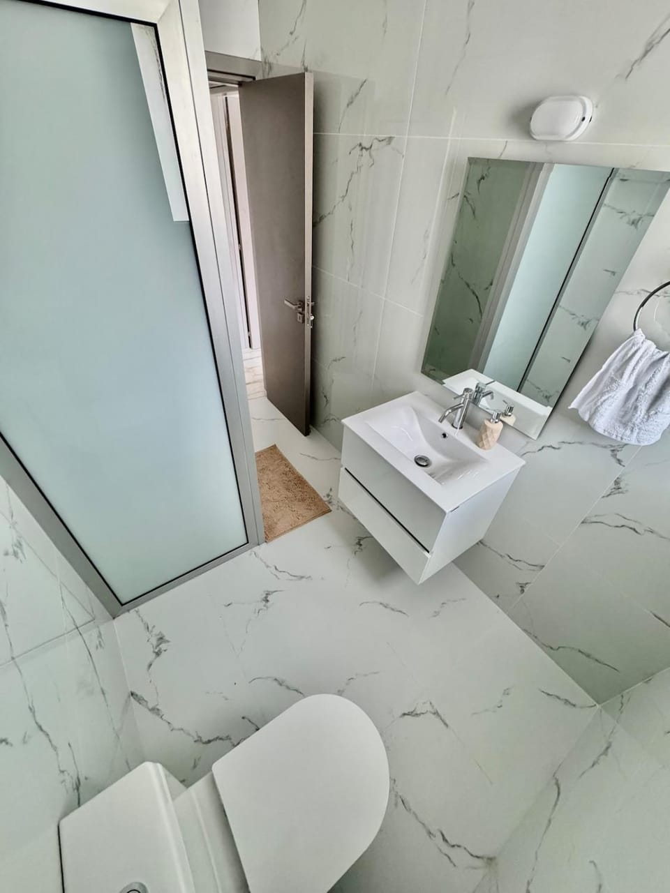 Bathroom, Photo of the whole room, towels