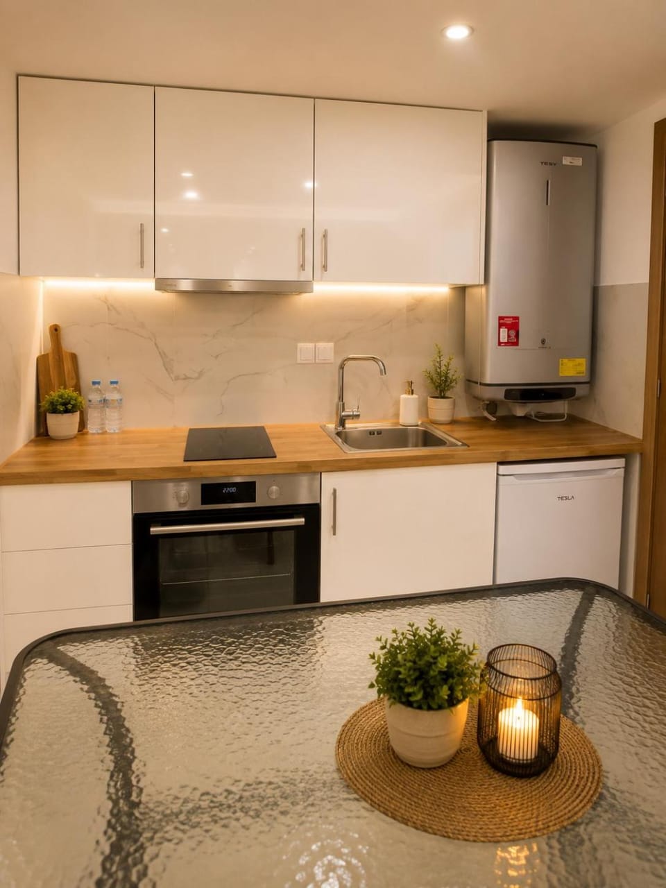 Coffee/tea facilities, Kitchen or kitchenette, oven, stove