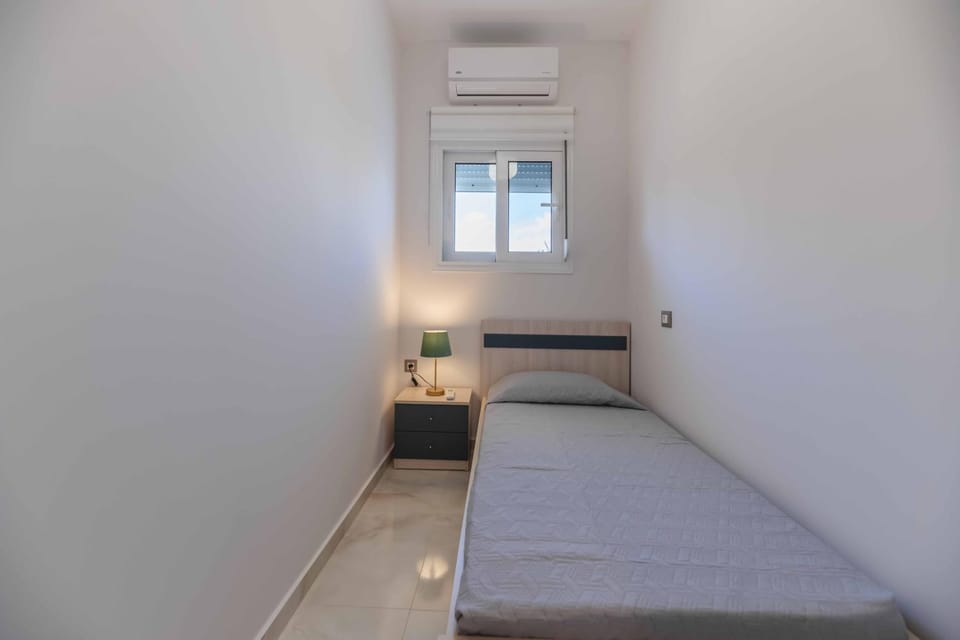 Bedroom, air conditioner