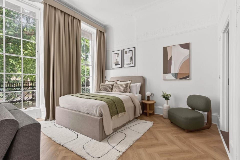 Bed, Living room, Photo of the whole room, Seating area, Bedroom
