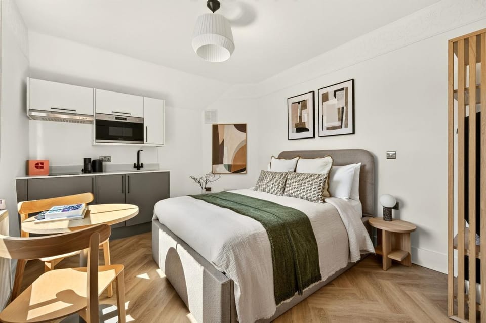 TV and multimedia, Kitchen or kitchenette, Photo of the whole room, Seating area, Dining area, Bedroom