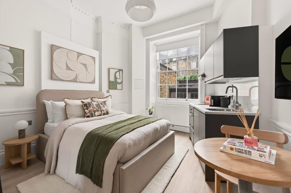 Bed, TV and multimedia, Kitchen or kitchenette, Photo of the whole room, Seating area, Dining area, Bedroom