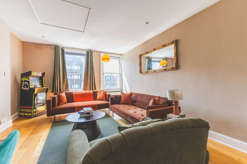 TV and multimedia, Living room, Seating area, Evening entertainment