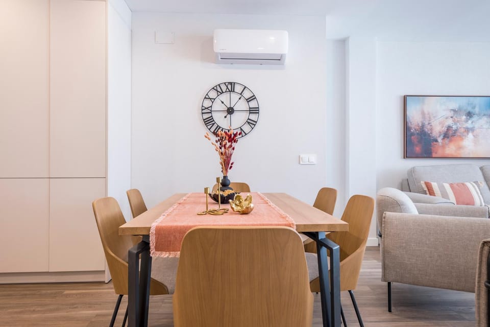 TV and multimedia, Living room, Seating area, Dining area, air conditioner