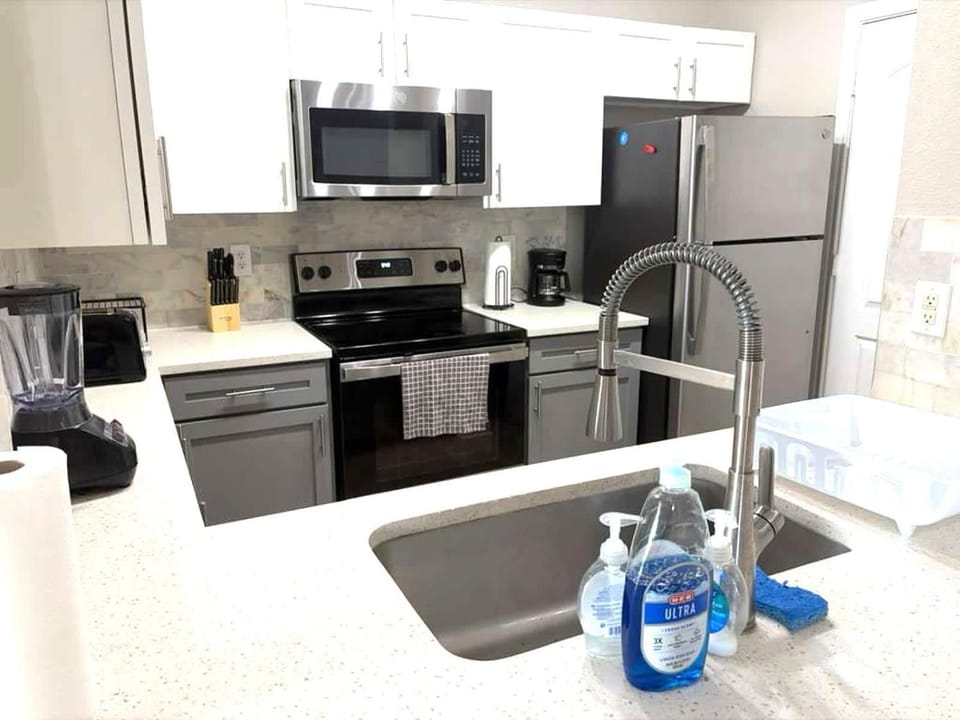 Coffee/tea facilities, Kitchen or kitchenette, dishwasher, oven, stove