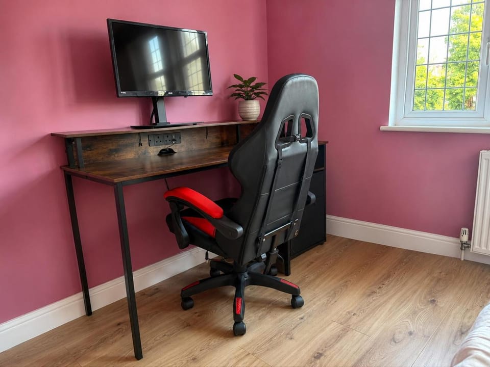 Home from Home - Shared Facilities - Ground Room - Raspberry Room - M25 A127 London 30 Mins Train Vacation rental in Billericay